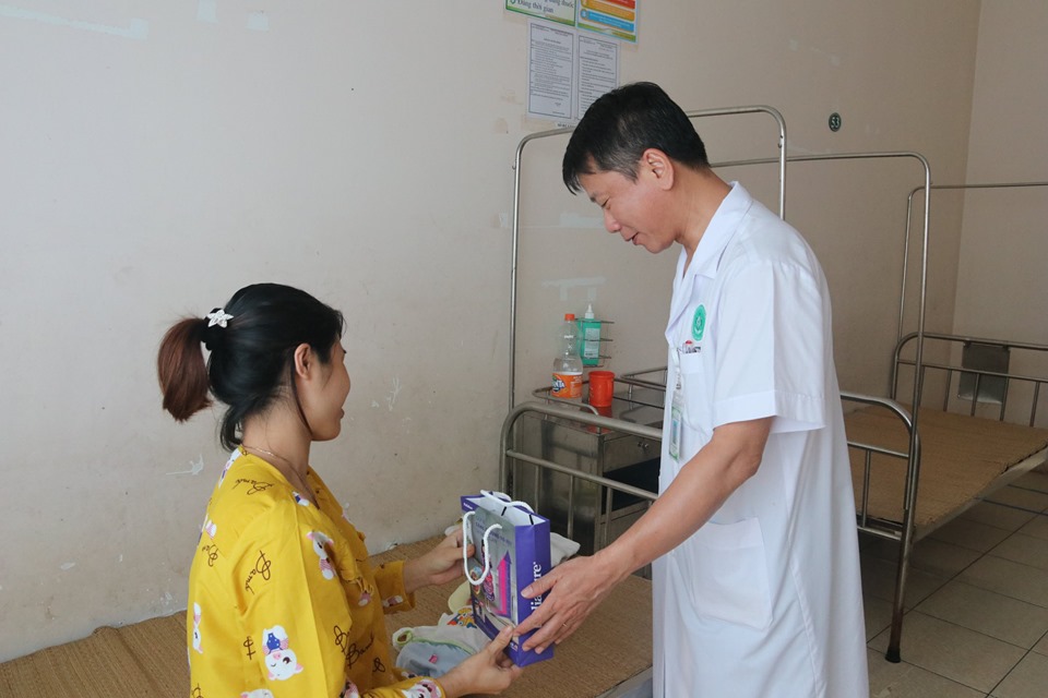 BAN GIÁM ĐỐC TẶNG QUÀ CÁC EM NHỎ TRONG DỊP TRUNG THU