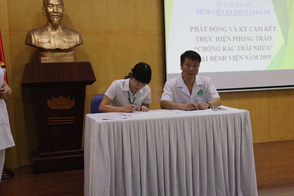 Ký cam kết hạn chế sử dụng rác thải nhựa